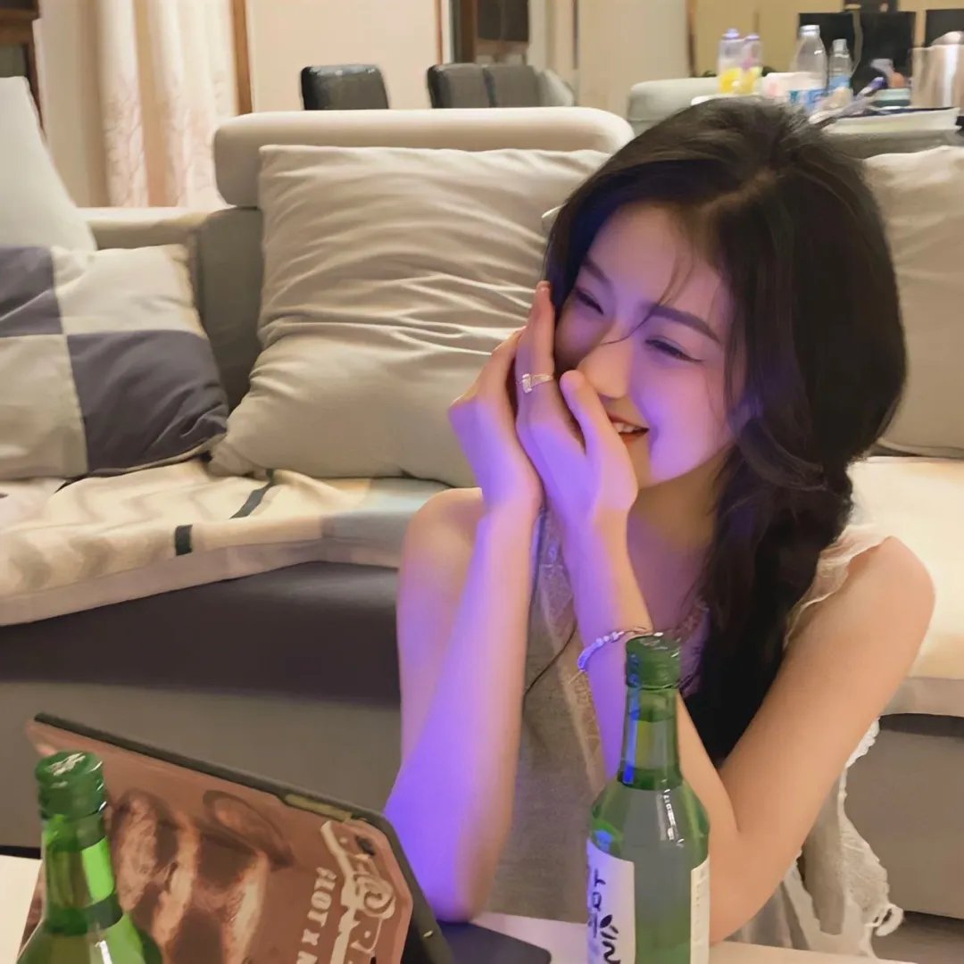 娇憨女郎